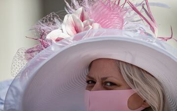 Aficionados a la hípica en el Churchill Downs de Kentucky durante la Kentucky Oaks.