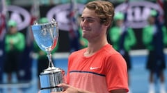 Oliver Anderson posa con el trofeo de campe&oacute;n del Abierto de Australia j&uacute;nior 2016.