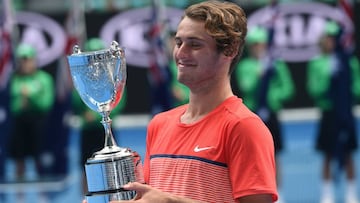 Oliver Anderson posa con el trofeo de campeón del Abierto de Australia júnior 2016.