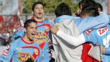 <b>GOLAZO. </b>Los jugadores de Arsenal celebran el tanto de López, que vale un campeonato.