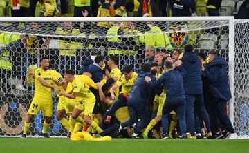 Los jugadores celebran la victoria tras la parada de Gerónimo Rulli a David de Gea.