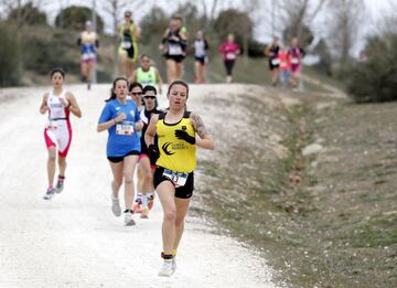 Los duatletas madrile?os Manuel D¨ªaz y Beatriz Molina cosecharon dos trabajadas victorias en la tercera edici¨®n del Du Cross Alcobendas. La localidad recibi¨® a 170 duatletas con el parque natural de Valdelatas como escenario ideal para esta pr¨¢ctica deportiva. El pr¨®ximo reto del circuito ser¨¢ el s¨¢bado 11 de mayo en Villanueva de la Ca?ada.