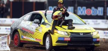 Carlo De Gavardo se hizo conocido por su participación en el Dakar, donde llegó a salir tercero en motos. Luego se dedicó a correr el Rally Mobil.
