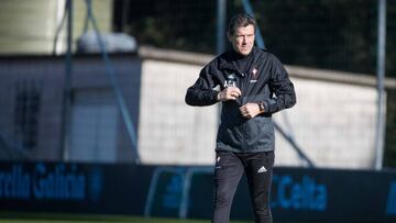 Juan Carlos Unzué camina durante un entrenamiento del Celta en las instalaciones de A Madroa.