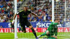 CORNELLÁ DE LLOBREGAT (BARCELONA), 28/08/2022.- El delantero del Real Madrid Karim Benzema celebra su gol durante el partido de la tercera jornada de LaLiga que RCD Espanyol y Real Madrid juegan hoy domingo en el RCDE Stadium. EFE/Enric Fontcuberta
