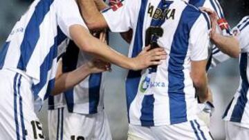 <b>CODICIADOS. </b>Xabi Prieto y Griezmann celebran un gol de la Real junto a sus compañeros.