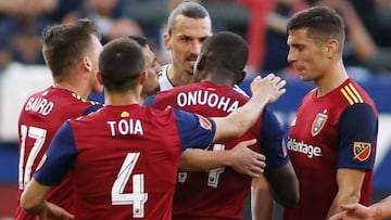 El delantero del LA Galaxy, Zlatan Ibrahimovic, tuvo un altercado dentro y fuera de la cancha con el defensor del Real Salt Lake, Nedum Onuoha.