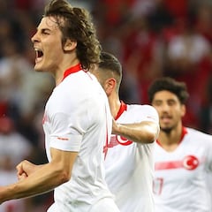 Söyüncü, del Friburgo, espera al Atlético si sale un central
