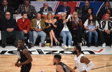 Jack Nicholson, Fergie y Arnold Schwarzenegger vieron el All Star Game a pie de cancha.