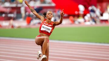 La atleta española Ana Peleteiro compite durante la final de triple salto de los Juegos Olímpicos de Tokio 2020.