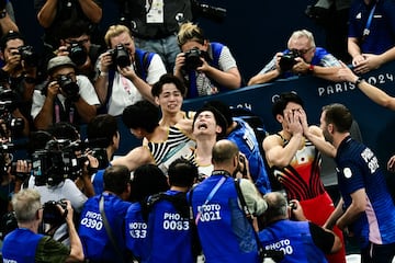 Los integrantes del equipo japonés lloran de alegría.