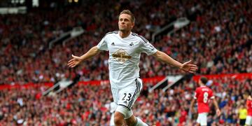 Mediocampista del Swansea City.