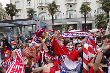 Algunos aficionados del Atltico de Madrid se acercaron a la fuente madrile?a de Neptuno para celebrar el ttulo de Liga conseguido.