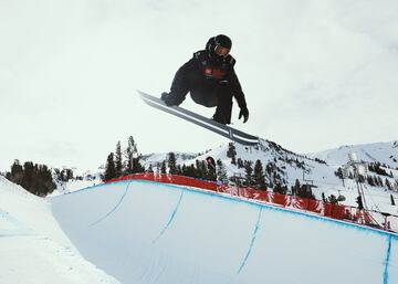 Se marcha de Pekín sin medallas, pero como una leyenda. The Flying Tomato es mucho más que un ídolo deportivo. Protagonizar un videojuego es muestra de ello. Triple campeón olímpico, la perfección en los X-Games, con un 100 sobre 100 en 2012, y el primero en competir y tocar metal tanto en encima de la tabla de snow como del skate. “Gracias, snowboard. Dejo atrás toda una vida y un legado”, declaraba entre lágrimas tras su última prueba olímpica. Gracias a ti, Shaun.   