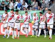 Rayo Vallecano's Spanish forward #07 Isi Palazon (3R) walks with teammates after scoring an equalizing goal during the Spanish league football match between Real Betis and Rayo Vallecano de Madrid at Benito Villamarin Stadium in Seville on February 21, 2026. (Photo by CRISTINA QUICLER / AFP)