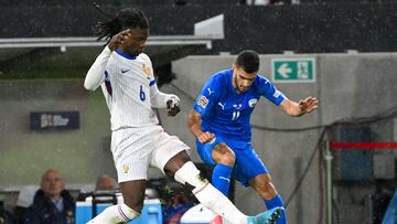 Liel Abada (derecha) de Israel en acción contra Eduardo Camavinga de Francia durante el partido de fútbol de la Liga de Naciones de la UEFA, División A, Grupo 2, entre Israel y Francia en el Estadio Bozsik de Budapest, Hungría. (Francia, Hungría) EFE/EPA/Tibor Illyes HUNGARY OUT