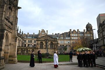 El ataúd de Bobby Charlton llega a las puertas de la catedral de Manchester para oficiar su funeral. 