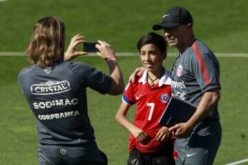 La selección chilena entrenó ante los hinchas en el Estadio Nacional, iniciativa para ayudar a Tocopilla.