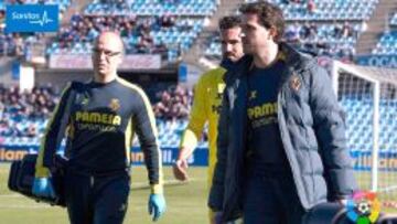 Mario Gaspar abandona el campo tras lesionarse durante el Getafe - Villarreal que se disputó en el Coliseum Alfonso Pérez