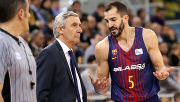 Svetislav Pesic escucha a Pau Ribas, que ma&ntilde;ana reaparece en Euroliga en el Palau Blaugrana.