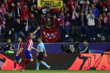 Saúl Ñíguez celebrando el gol que acaba de anotar, el primero para el Atlético de Madrid
