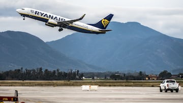 12/12/19 Un avion de Ryananir despega del aeropuerto de Girona /Toni Ferragut