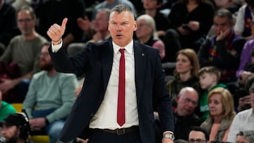 BARCELONA, 02/03/2023.- El entrenador del FC Barcelona, Sarunas Jasikevicius, reacciona durante el encuentro de Euroliga entre el FC Barcelona y el Zalgiris Kaunas, este jueves en el Palau Blaugrana, en Barcelona. EFE/ Alejandro García