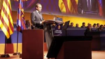 <b>CON LOS 17 TÍTULOS. </b>Rosell se dirigió a los socios peñistas con los trofeos logrados el curso anterior.