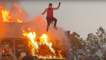 Hombre saltando sobre el fuego en el Swampfest 2025