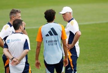 Carlo Ancelotti charla con Jesús Vallejo que se retira de la sesión de entrenamiento con una sobrecarga en la pierna derecha.