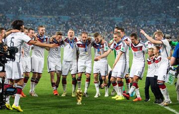 Die Mannschaft es la selección con más finales con ocho, la mitad de ellas resultaron en títulos mundiales. La primera terminó en su primer título, en Suiza 54, mejor conocida como ‘El Milagro de Berna’. En Inglaterra 1966 cayeron ante los locales por 4-2. En 1974 ganaron en casa por 2-1 frente a Holanda. Para España 82 cayeron por 3-1 ante Italia, lo que se repitió cuatro años después ahora por 3-2 ante Argentina en México 86. En Italia 90 tomaron revancha ante la albiceleste y vencieron por la mínima para su tercer título. En Corea-Japón perdieron por 2-0 ante Brasil, descalabro que saldaron en casa de los amazónicos por 1-0 ante Argentina en Brasil 2014.