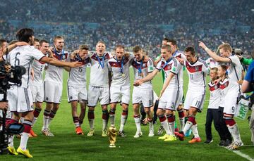 Die Mannschaft es la selección con más finales con ocho, la mitad de ellas resultaron en títulos mundiales. La primera terminó en su primer título, en Suiza 54, mejor conocida como ‘El Milagro de Berna’. En Inglaterra 1966 cayeron ante los locales por 4-2. En 1974 ganaron en casa por 2-1 frente a Holanda. Para España 82 cayeron por 3-1 ante Italia, lo que se repitió cuatro años después ahora por 3-2 ante Argentina en México 86. En Italia 90 tomaron revancha ante la albiceleste y vencieron por la mínima para su tercer título. En Corea-Japón perdieron por 2-0 ante Brasil, descalabro que saldaron en casa de los amazónicos por 1-0 ante Argentina en Brasil 2014. 