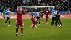 Los jugadores del Zaragoza se lamentan tras caer derrotados frente al Alavés.