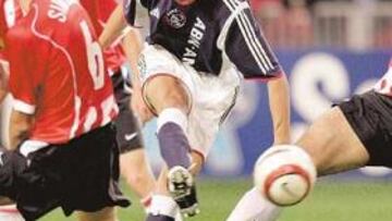 <b>EL OBJETIVO. </b>El griego Charisteas dispara el balón en un partido entre el Ajax y el PSV.