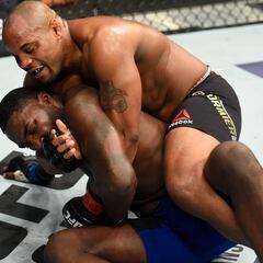 Johnson vuelve a rendirse ante Cormier y se retira en el UFC 210