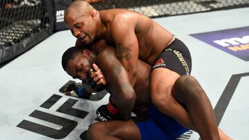 Daniel Cormier atrapa a Anthony Johnson durante su combate en el UFC 210.