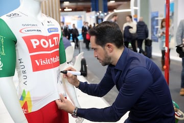 Alberto Contador firma un maillot del Polti Visit Malta en Fitur (Madrid)