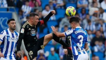 Iago Aspas disputa un bal車n con el centrocampista de la Real Sociedad, Mart赤n Zubimendi.
