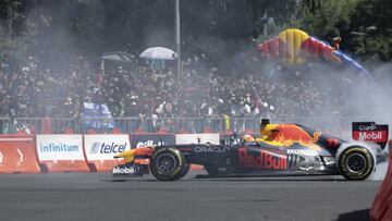 Sergio Pérez (Red Bull RB7). Exhibición en México. F1 2021.