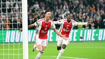 Amsterdam (Netherlands), 21/09/2023.- Steven Berghuis (L) of Ajax celebrates after scoring the 2-0 during the UEFA Europa League group stage match between Ajax Amsterdam and Olympique de Marseille at the Johan Cruijff ArenA in Amsterdam, Netherlands, 21 September 2023. (Países Bajos; Holanda, Marsella) EFE/EPA/Olaf Kraak
