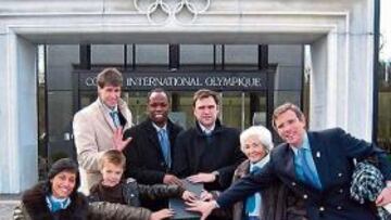 <b>EN LAUSANA. </b>La delegación de Madrid 2016, ante la sede del COI.