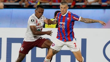 Soccer Football - Copa Libertadores - Group A - Cerro Porteno v Fluminense - Estadio La Nueva Olla, Asuncion, Paraguay - April 25, 2024 Fluminense's Jhon Arias in action with Cerro Porteno's Alan Benitez REUTERS/Cesar Olmedo