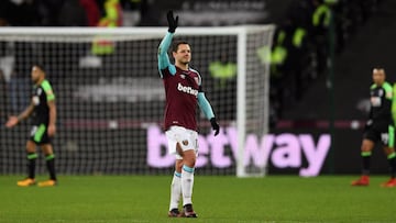 Javier Hernández durante un partido con el West Ham.