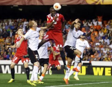 Fue el autor del gol más doloroso para el Valencia y uno de los más alegres que se recuerdan por el Pizjuán. Corría el minuto 94 de la vuelta de la semifinales de la Europa League 2013-14. El Valencia le había dado la vuelta con un 3-0 al 2-0 de la ida (también marcó M'bia). El camerunés se elevó, tras un saque de banda, hizo el 3-1 y metió al Sevilla en la final que acabaron ganando.