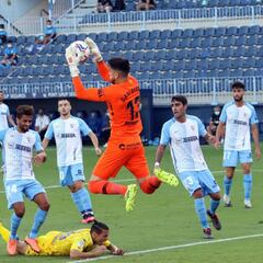 El Málaga gana por oficio y con un golazo de su ‘CR7’