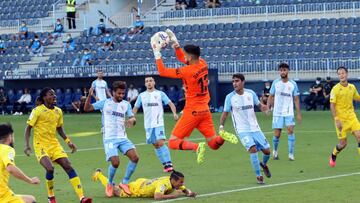 Dani Barrio bloca un bal&oacute;n con autoridad