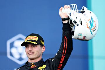 Max Verstappen celebrando su victoria en el podio del GP de Miami