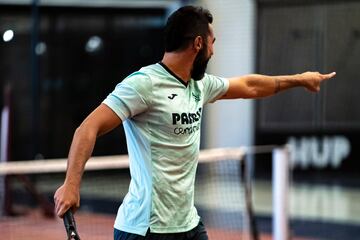 Raúl Albiol jugando al tenis.