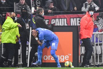 Dimitri Payet recibe un botellazo durante el partido contra el Lyon