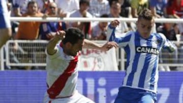 Anaitz Arbilla disputa un balón con Antoine Griezmann en el partido ante la Real Sociedad.